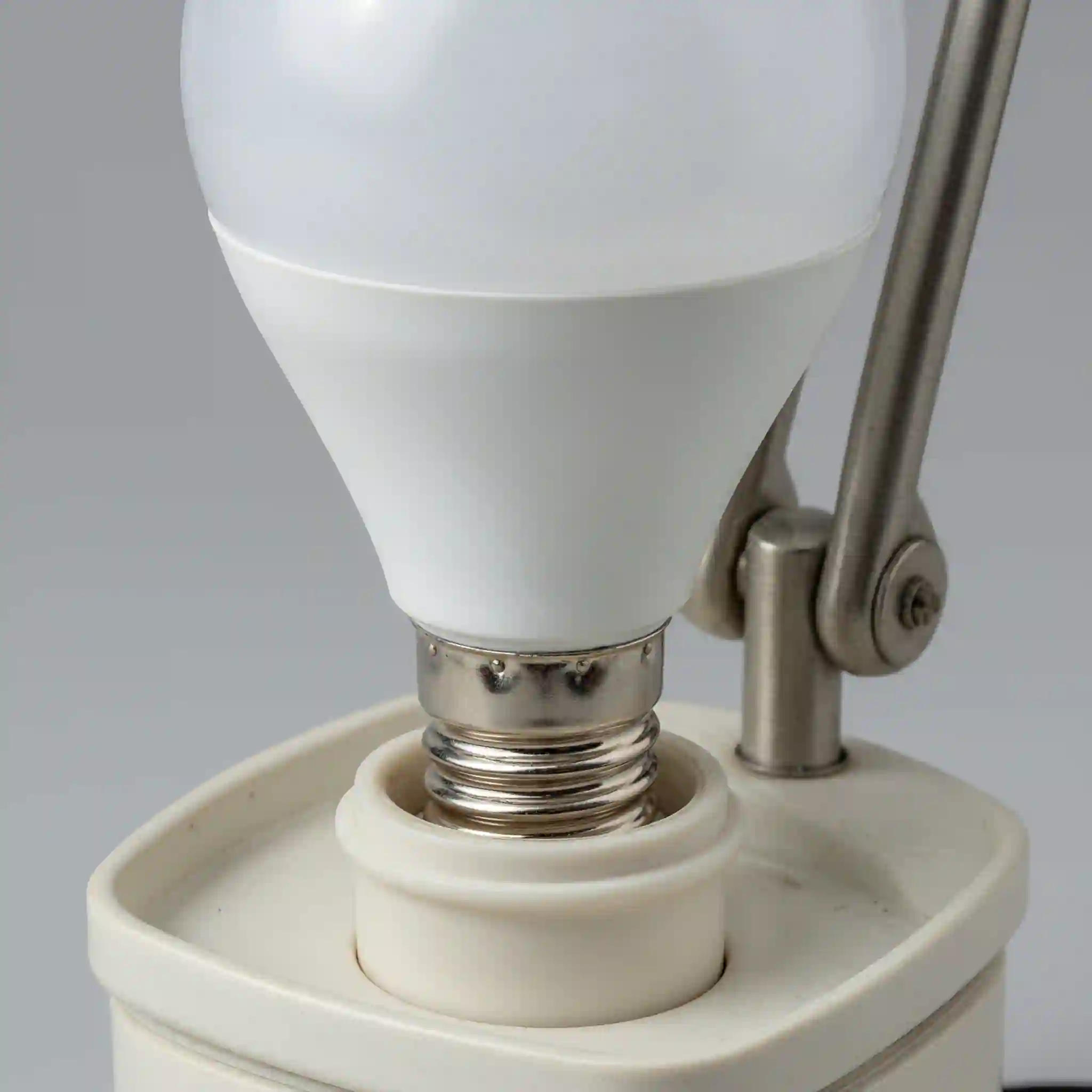 Žárovka G45 zašroubovaná v objímce stolní lampy